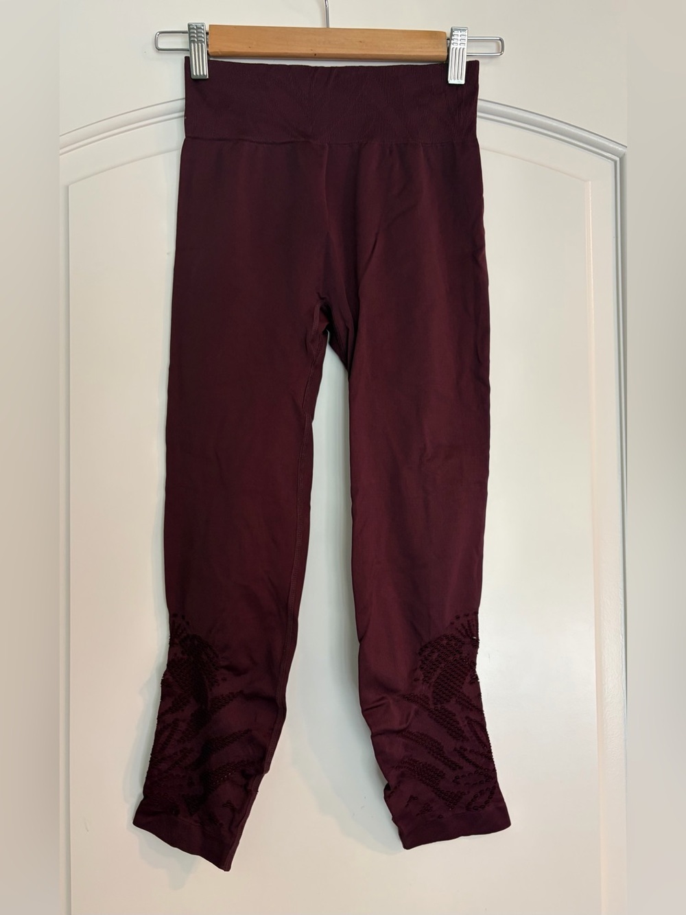 Aerie Seamless Burgundy Leggings with Subtle Lower-Leg Detail Size Small